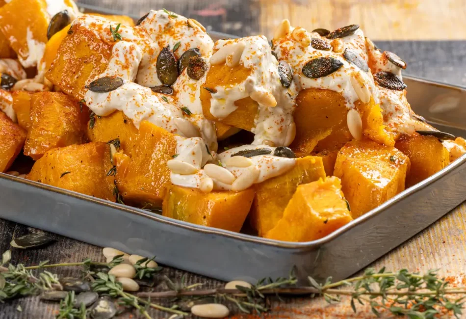 Zucca arrostita con yogurt e pinoli